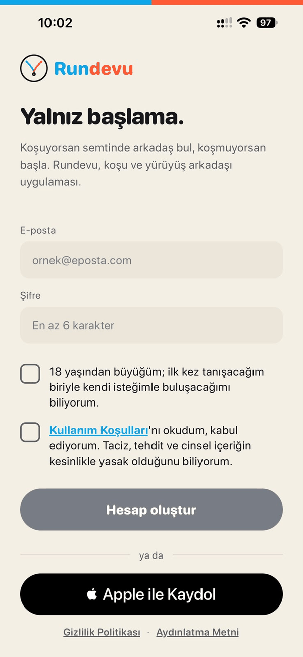 Kayıt ekranı: Yalnız başlama, e-posta, şifre ve Apple ile Kaydol